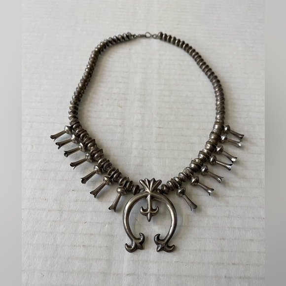 Beautiful Vintage Navaho Sterling Silver Squash Blossom Necklace - Picture 3 of 16